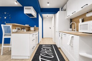 Kahvin-/teenkeitin, jääkaappi, mikroaaltouuni, uuni