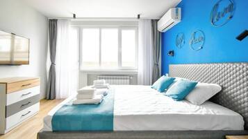 2 slaapkamers, een bureau, een strijkplank/strijkijzer, reisbedje