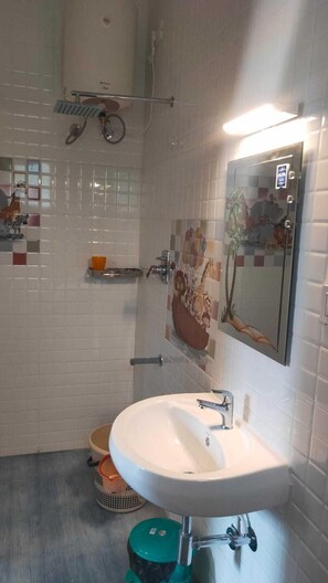 Signature Room | Bathroom - A.V.N Homestay (Kodaikanal)