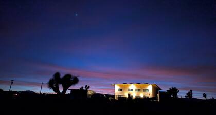 Tranquil 2-bedroom cabin in Yucca Valley with AC, WiFi
