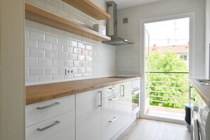 Kylskåp, mikrovågsugn, ugn och diskmaskin