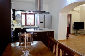 Fridge, microwave, oven, coffee/tea maker