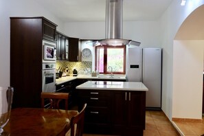 Réfrigérateur, micro-ondes, four, cafetiÚre/bouilloire