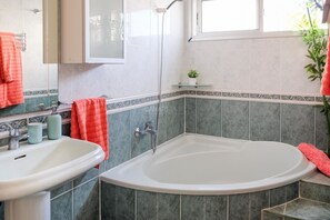 Sèche-cheveux, serviettes fournies