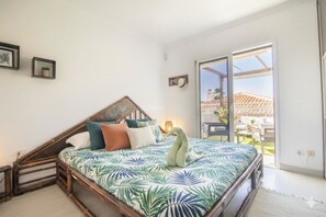 3 habitaciones, tabla de planchar con plancha, internet y ropa de cama 