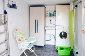 A laundry room with a washing machine, a sink, and a chair. - Charming La Marieta: Comfortable Single-Floor Villa with private pool (Adeje)