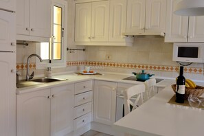 Kjøleskap, mikrobølgeovn, ovn og kaffetrakter/tekoker