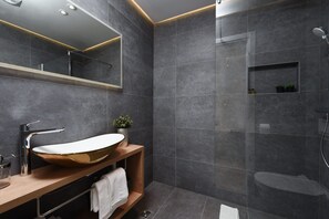 Douche, sèche-cheveux, serviettes fournies