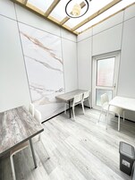 城市双人房 | 特色装修、特色家居、办公桌、笔记本电脑工作区