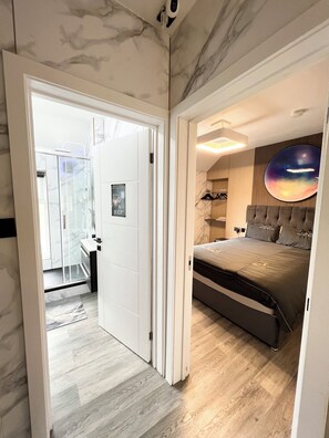 City-dobbeltværelse | Individuelt design, individuel indretning, skrivebord