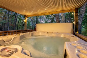 Outdoor spa tub - Massanutten Mountaintop, Family Fun Awaits! Hot Tub, Arcade Games, Near Slopes (McGaheysville)