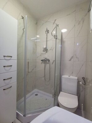 Asciugacapelli, asciugamani, sapone, shampoo