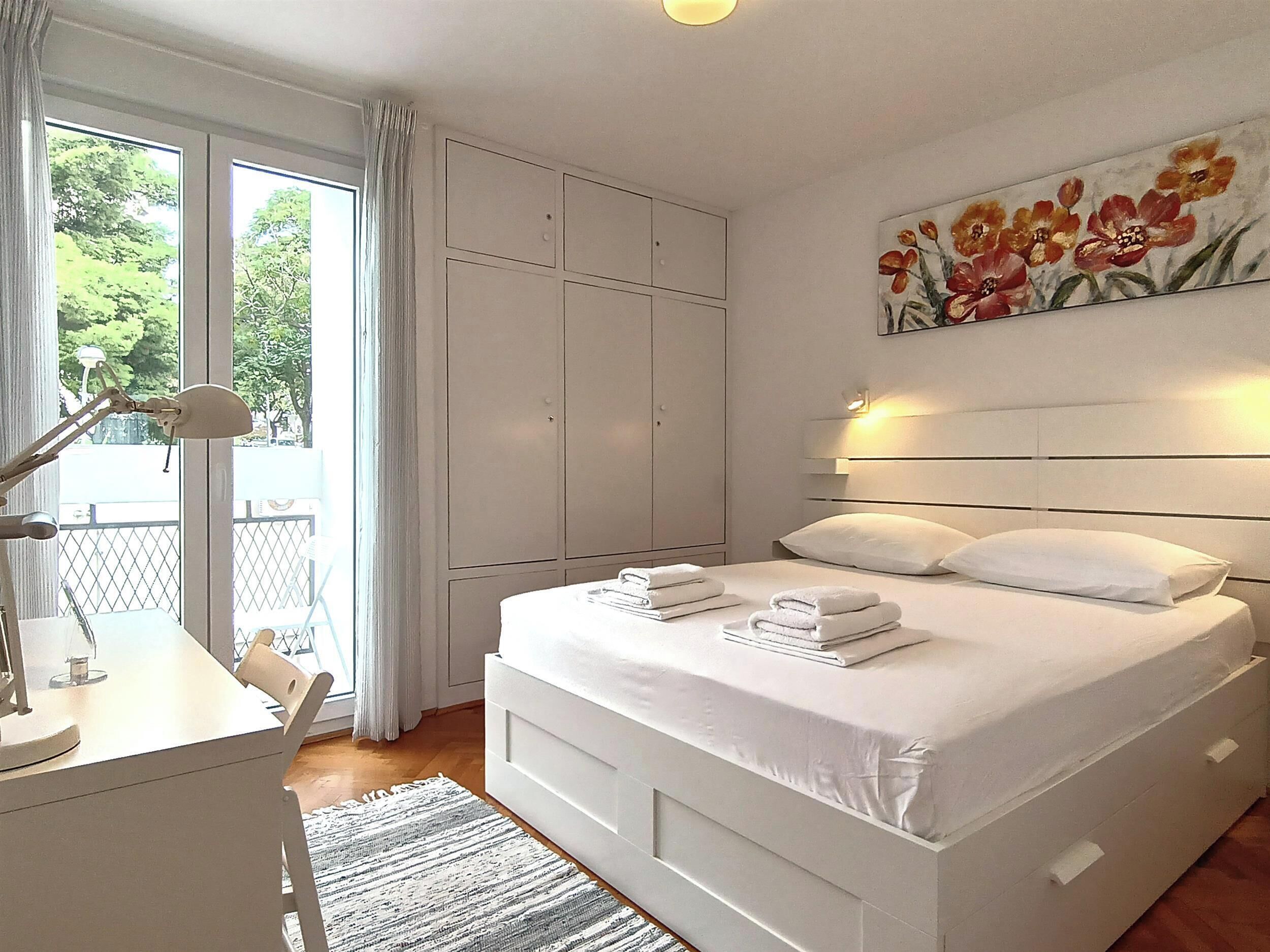 2 bedrooms, iron/ironing board, WiFi, bed sheets