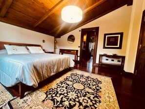 5 bedrooms, iron/ironing board, WiFi, bed sheets