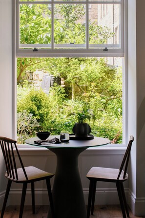 تناول الطعام داخل الغرفة