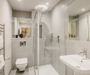 مجففات شعر، مناشف، صابون، شامبو