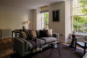 Luxury Apartment, Garden View | Egyptian cotton sheets, premium bedding, down comforters, in-room safe - 33 Castle Terrace (Edinburgh)