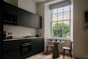 Luxury Studio, Garden View | Private kitchen | Full-size fridge, microwave, oven, stovetop - 33 Castle Terrace (Edinburgh)