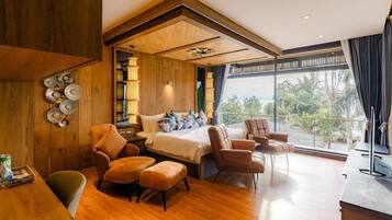 Kamar Deluks, 1 Tempat Tidur King, Bebas Asap Rokok, pemandangan laut | Seprai premium, minibar, brankas, dan didekorasi berbeda-beda
