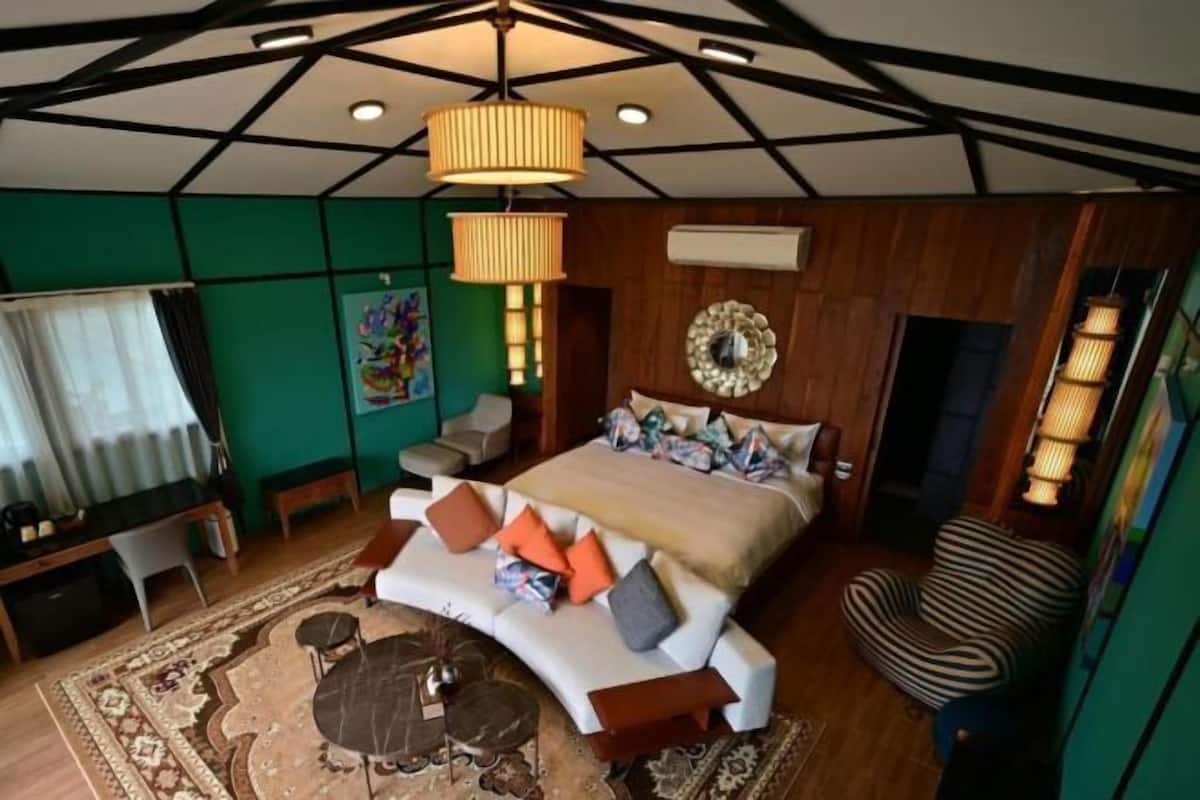 Luxe beddengoed, een minibar, een kluis op de kamer