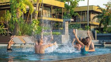 2 piscinas al aire libre, sombrillas, sillones reclinables de piscina