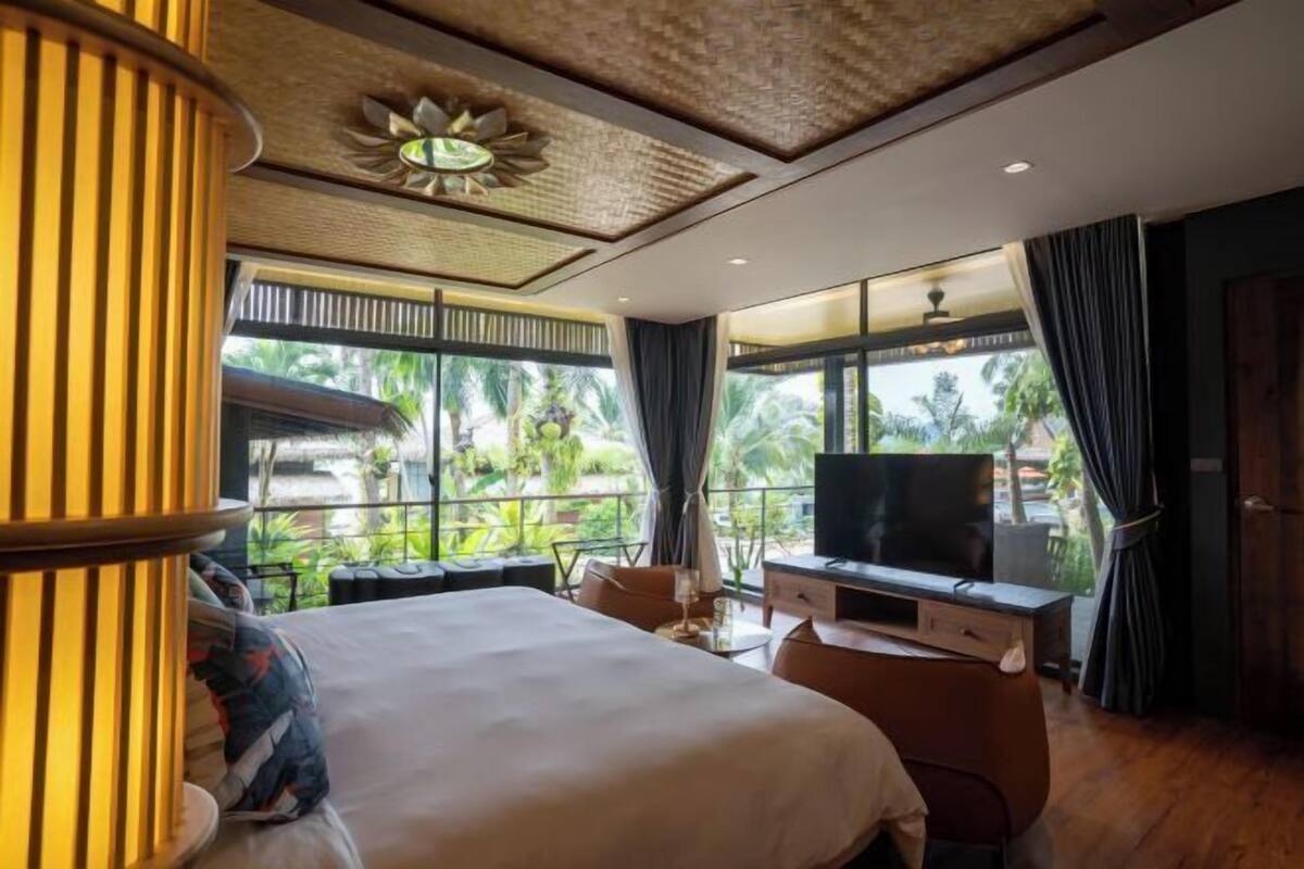 Premium bedding, pillow-top beds, minibar, in-room safe