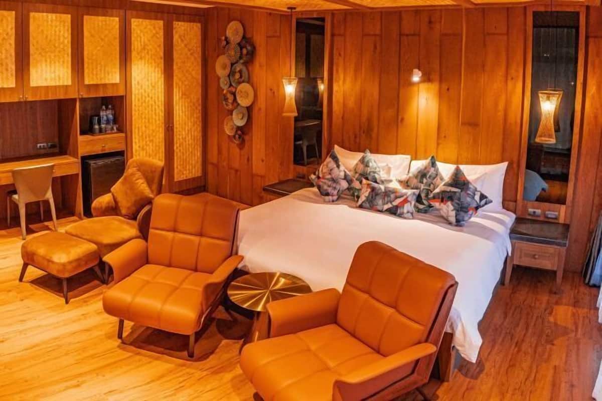 Luxe beddengoed, een minibar, een kluis op de kamer