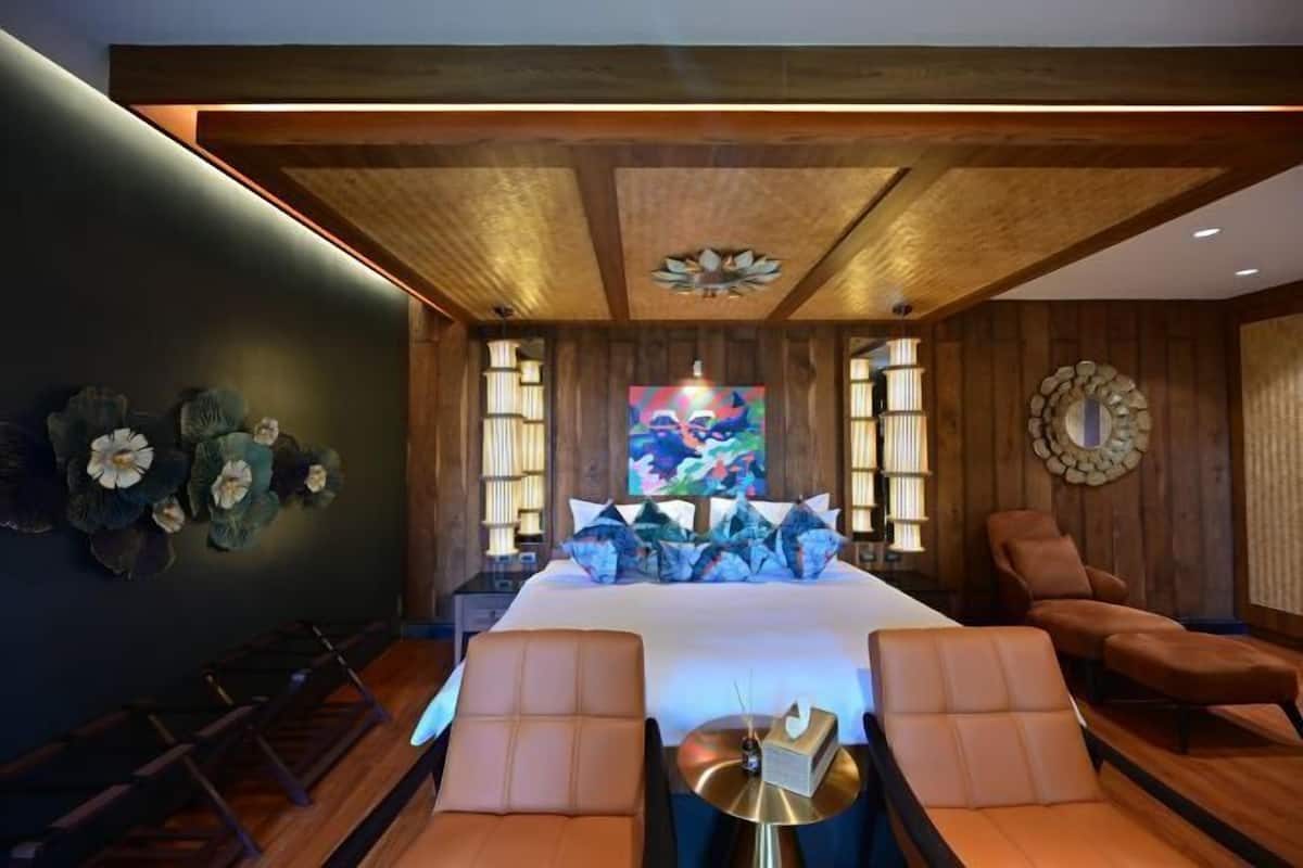 Luxe beddengoed, een minibar, een kluis op de kamer