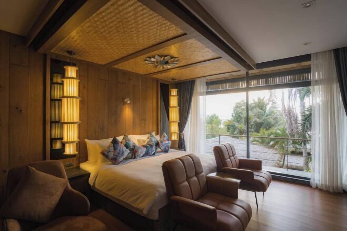 Premium bedding, pillow-top beds, minibar, in-room safe
