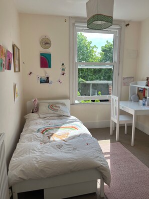 6 bedrooms, iron/ironing board, WiFi, bed sheets