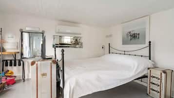 1 slaapkamer, een strijkplank/strijkijzer, wifi, beddengoed