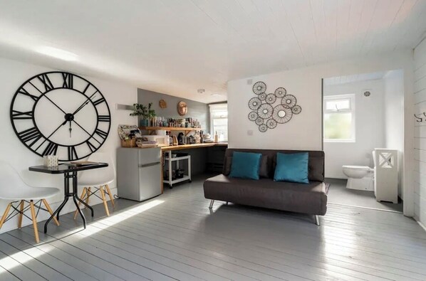 Living area - Cozy cabin in wonderful Seasalter with WiFi, AC (Seasalter)