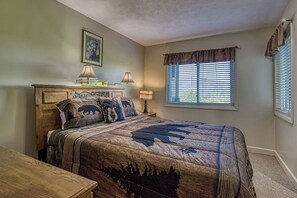 1 bedroom, iron/ironing board, free WiFi, bed sheets - Mountain Escape , Pool Access, $560 tickets per paid day, Mountain Views!!! (Gatlinburg)