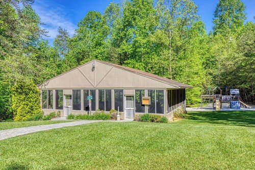 Mountain Escape , Pool Access, $560 tickets per paid day, Mountain Views!!!