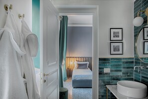 Superior Room, 1 Double Bed, Courtyard View | Bathroom | Shower, rainfall showerhead, designer toiletries, hair dryer - QUATRUM NAPOLI - BED&BREAKFAST  (Naples)