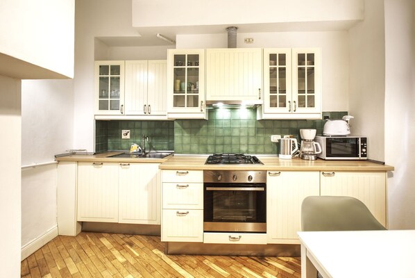 Kühlschrank, Mikrowelle, Ofen, Herdplatte