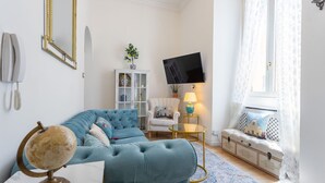 TV, fireplace - Casa Perla Of Florence, Lovely 2Br Near Duomo By Halldis (Florence)