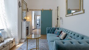 TV, fireplace - Casa Perla Of Florence, Lovely 2Br Near Duomo By Halldis (Florence)