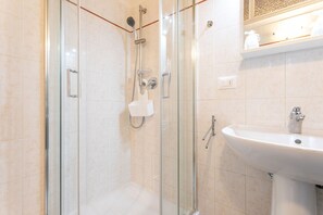 Bruser, hårtørrer, bidet