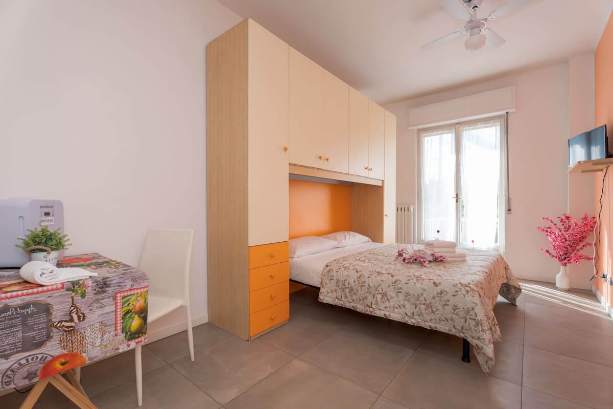 Habitación doble estándar, 1 cama matrimonial | Caja de seguridad en la habitación y tabla de planchar con plancha