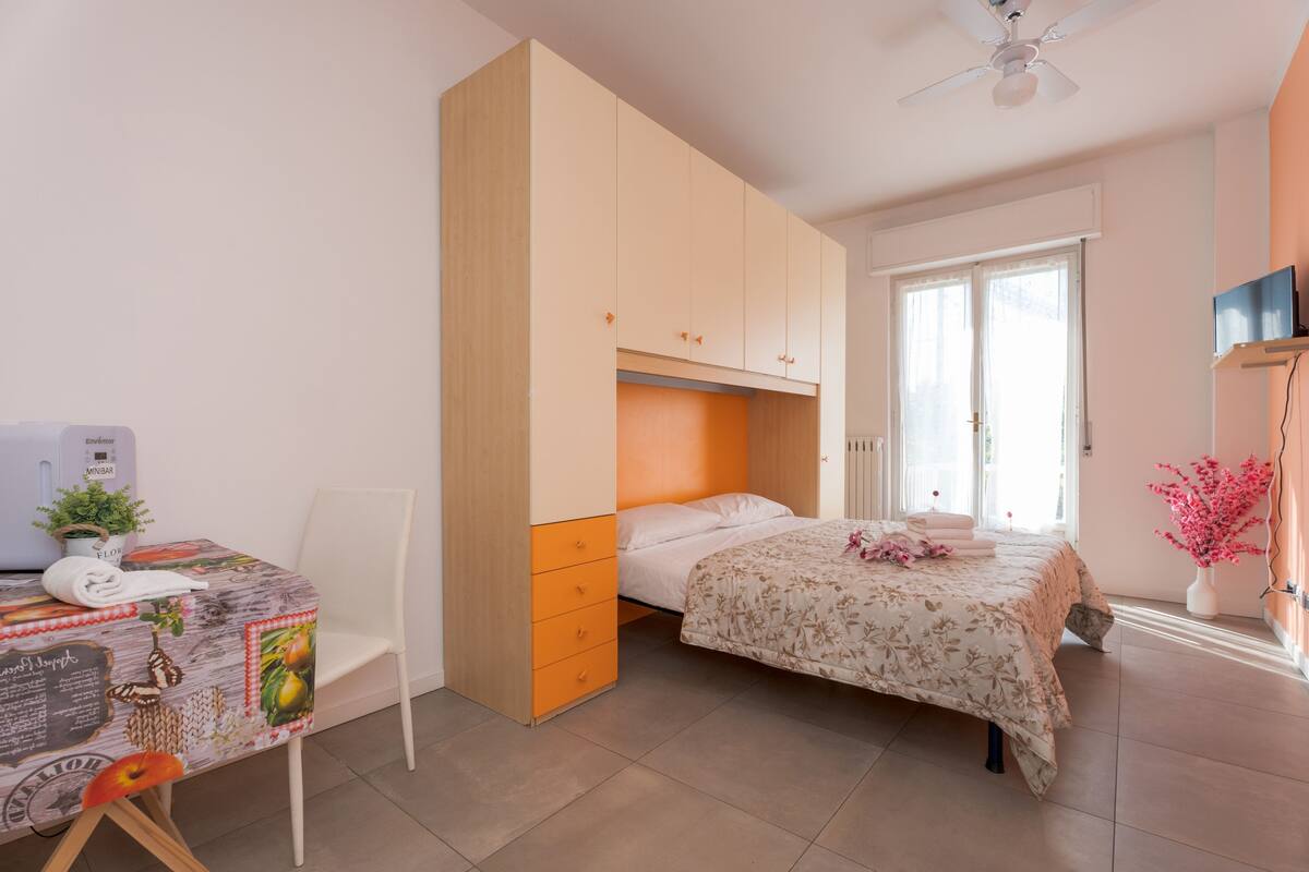 Standard Double Room, 1 Double Bed | 2 bedrooms, in-room safe, iron/ironing board, bed sheets