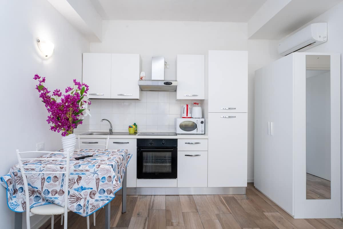 Departamento estándar, 1 cama matrimonial | Cocina privada | Cafetera y tetera, refrigerador con congelador, microondas y horno