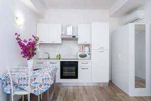 Apartamento standard, 1 cama de casal | Cozinha privada | Geladeira grande, micro-ondas, fogão, cooktop