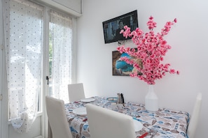 Apartamento standard, 1 cama de casal e sofá-cama | Área de estar | TV de tela plana 24 polegadas com canais via satélite