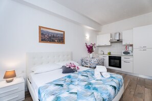Apartamento estándar, 1 cama doble | Zona de estar | Televisión de pantalla plana de 24 pulgadas con canales por satélite