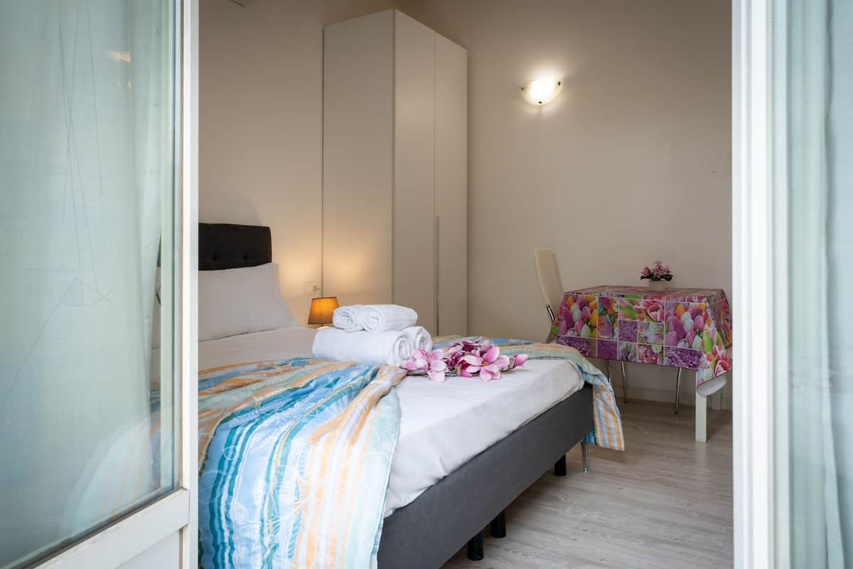 Departamento estándar, 1 cama matrimonial | Caja de seguridad en la habitación y tabla de planchar con plancha