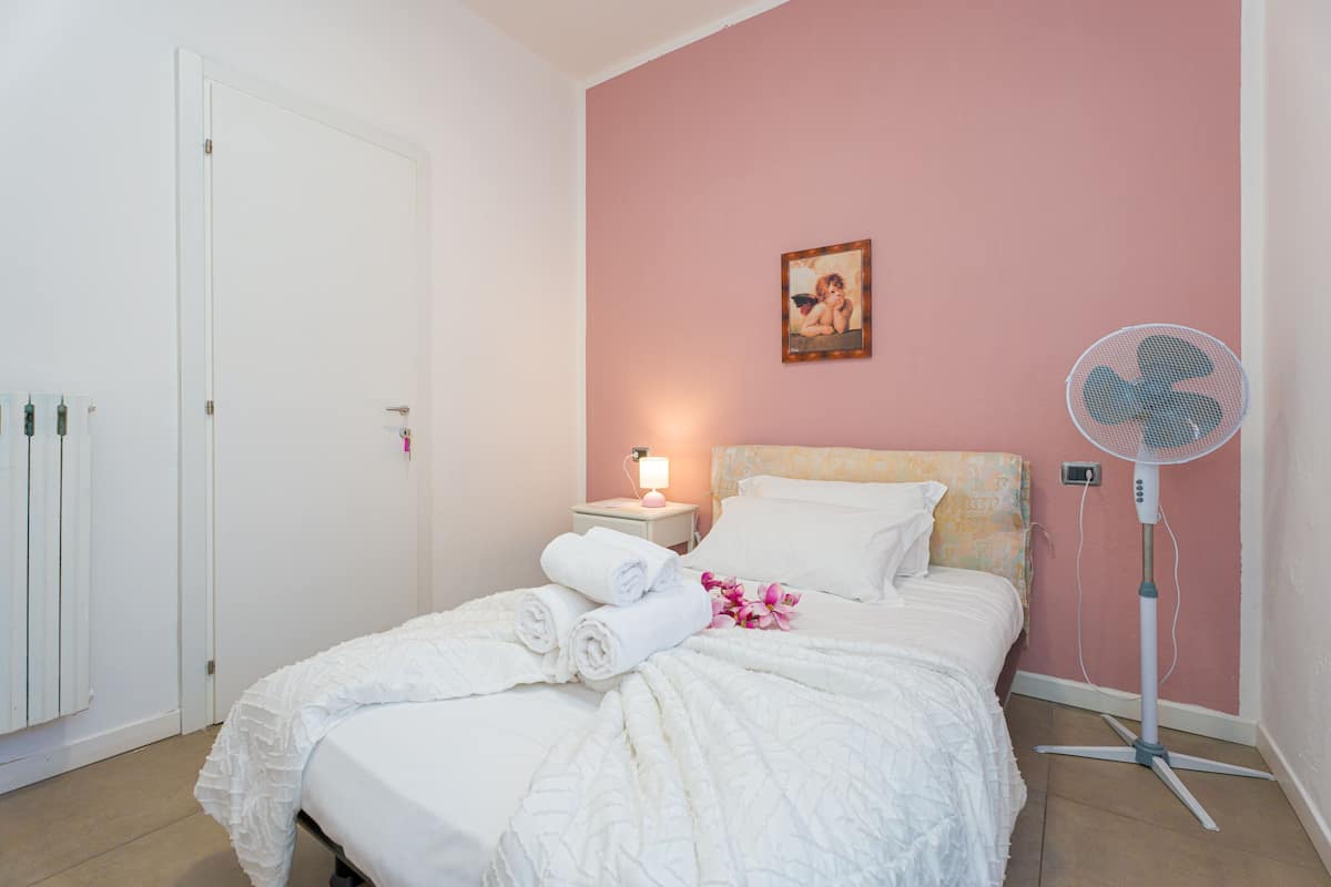 Standard Single Room, 1 Twin Bed | 2 bedrooms, in-room safe, iron/ironing board, bed sheets