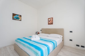 Apartamento standard, 1 cama de casal e sofá-cama | Cofres nos quartos, ferros/tábuas de passar roupa, roupa de cama