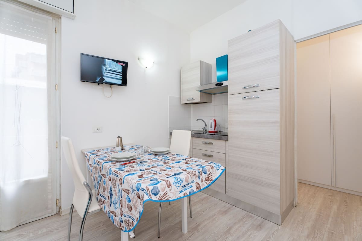 Departamento estándar, 1 cama matrimonial | Cocina privada | Cafetera y tetera, refrigerador con congelador, microondas y horno