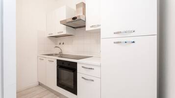 Departamento estándar, 1 cama matrimonial | Cocina privada | Refrigerador con congelador, microondas, horno y parrilla de estufa